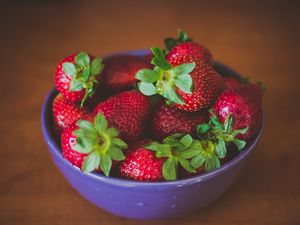 Preview wallpaper strawberry, berry, plate, ripe, tasty