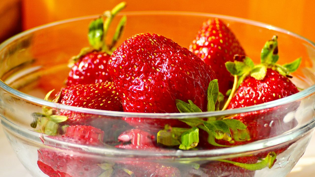 Wallpaper strawberry, berry, plate, juicy