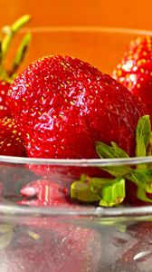 Preview wallpaper strawberry, berry, plate, juicy
