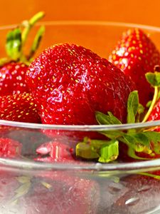 Preview wallpaper strawberry, berry, plate, juicy