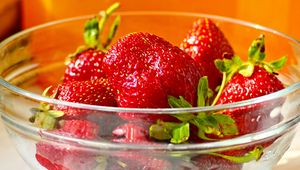 Preview wallpaper strawberry, berry, plate, juicy