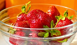 Preview wallpaper strawberry, berry, plate, juicy