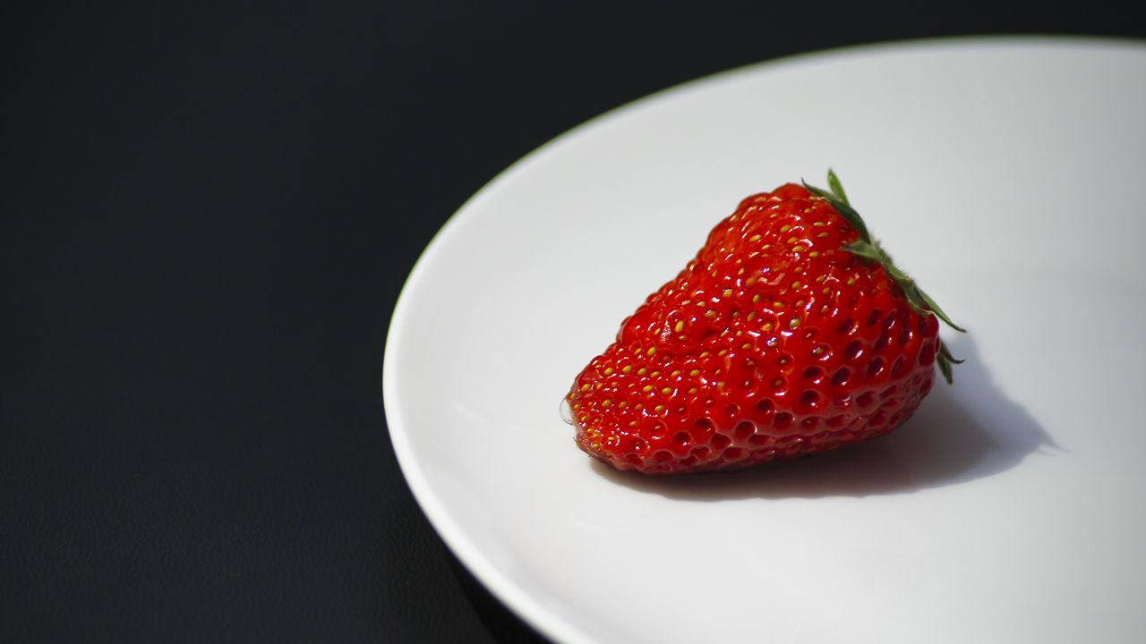 Wallpaper strawberry, berry, plate, ripe