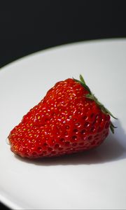 Preview wallpaper strawberry, berry, plate, ripe