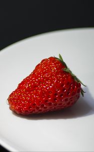 Preview wallpaper strawberry, berry, plate, ripe