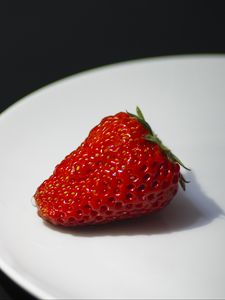 Preview wallpaper strawberry, berry, plate, ripe