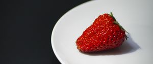 Preview wallpaper strawberry, berry, plate, ripe