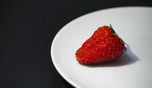 Preview wallpaper strawberry, berry, plate, ripe