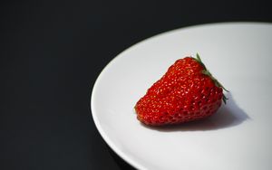 Preview wallpaper strawberry, berry, plate, ripe