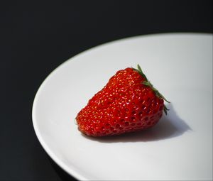 Preview wallpaper strawberry, berry, plate, ripe