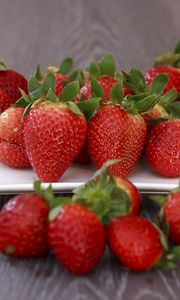 Preview wallpaper strawberry, berry, plate, ripe