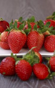 Preview wallpaper strawberry, berry, plate, ripe