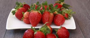 Preview wallpaper strawberry, berry, plate, ripe