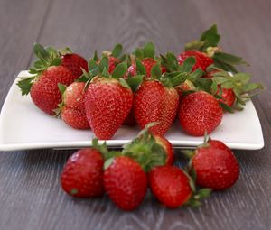 Preview wallpaper strawberry, berry, plate, ripe