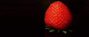 Preview wallpaper strawberry, berry, red, black background