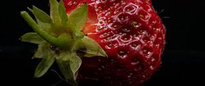 Preview wallpaper strawberry, berry, reflection, darkness, macro