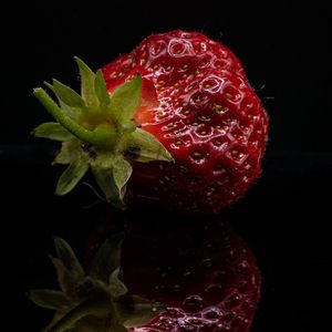 Preview wallpaper strawberry, berry, reflection, darkness, macro