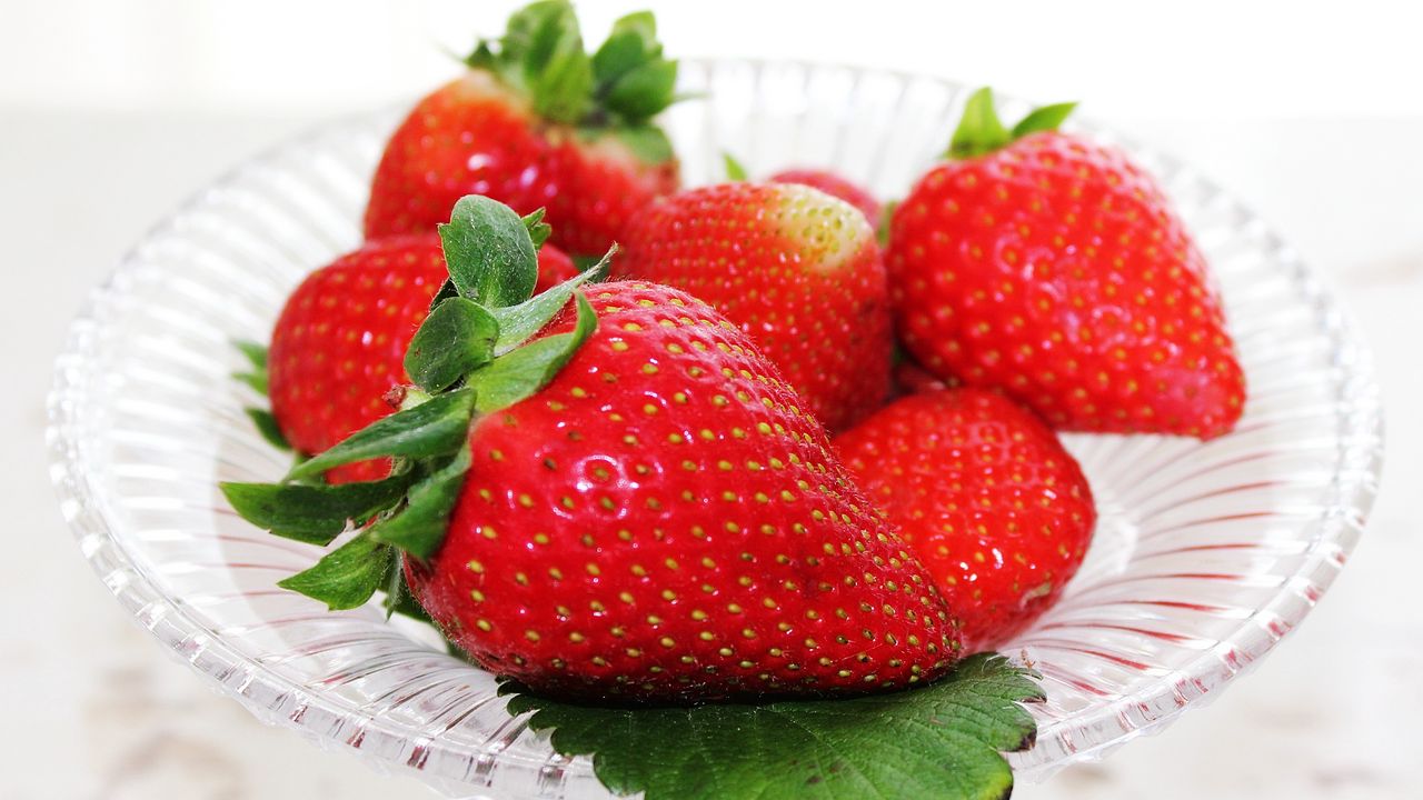 Wallpaper strawberry, berry, ripe, bowl