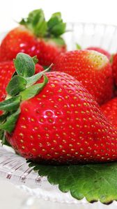 Preview wallpaper strawberry, berry, ripe, bowl