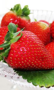 Preview wallpaper strawberry, berry, ripe, bowl