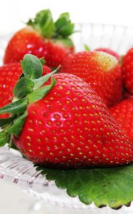 Preview wallpaper strawberry, berry, ripe, bowl