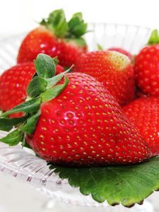 Preview wallpaper strawberry, berry, ripe, bowl