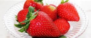 Preview wallpaper strawberry, berry, ripe, bowl