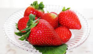 Preview wallpaper strawberry, berry, ripe, bowl