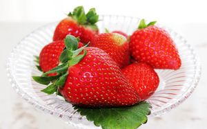 Preview wallpaper strawberry, berry, ripe, bowl