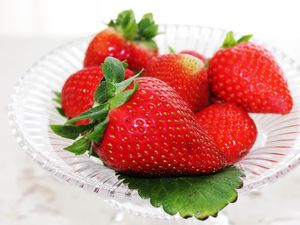 Preview wallpaper strawberry, berry, ripe, bowl