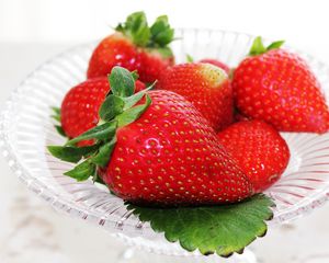 Preview wallpaper strawberry, berry, ripe, bowl