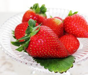 Preview wallpaper strawberry, berry, ripe, bowl