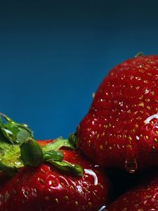 Preview wallpaper strawberry, berry, ripe, juicy