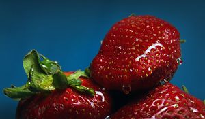 Preview wallpaper strawberry, berry, ripe, juicy