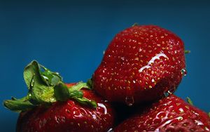 Preview wallpaper strawberry, berry, ripe, juicy