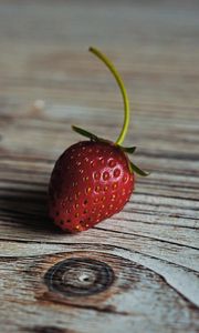 Preview wallpaper strawberry, berry, ripe, wooden table