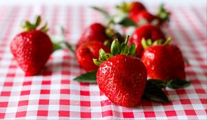 Preview wallpaper strawberry, berry, ripe, juicy, red