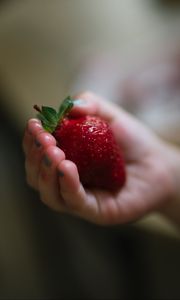 Preview wallpaper strawberry, berry, ripe, hand