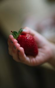 Preview wallpaper strawberry, berry, ripe, hand