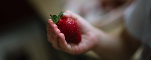 Preview wallpaper strawberry, berry, ripe, hand