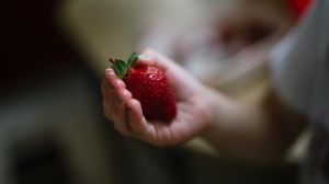 Preview wallpaper strawberry, berry, ripe, hand