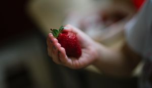 Preview wallpaper strawberry, berry, ripe, hand