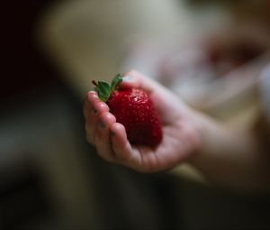 Preview wallpaper strawberry, berry, ripe, hand