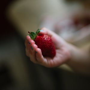 Preview wallpaper strawberry, berry, ripe, hand