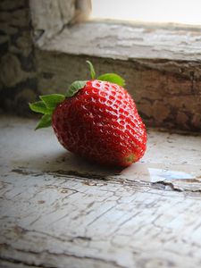 Preview wallpaper strawberry, berry, sill