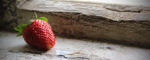 Preview wallpaper strawberry, berry, sill