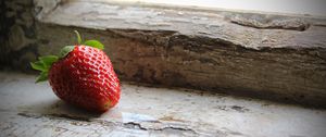 Preview wallpaper strawberry, berry, sill