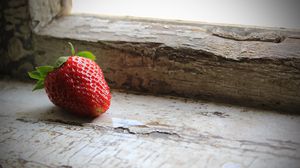 Preview wallpaper strawberry, berry, sill