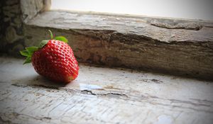 Preview wallpaper strawberry, berry, sill