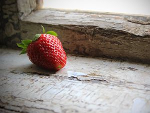 Preview wallpaper strawberry, berry, sill